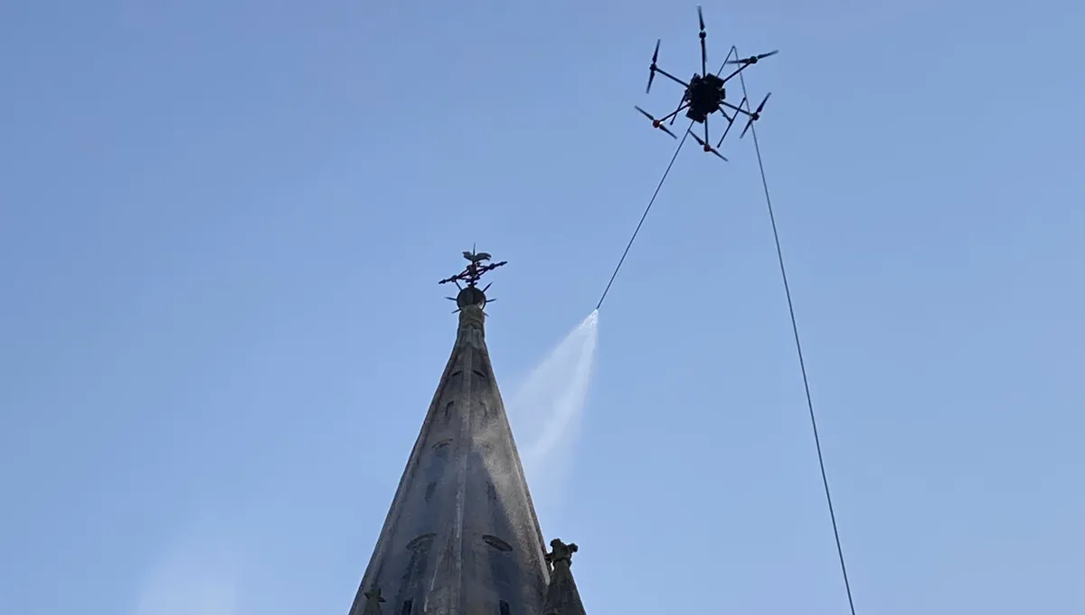 Nettoyage de clocher par drone